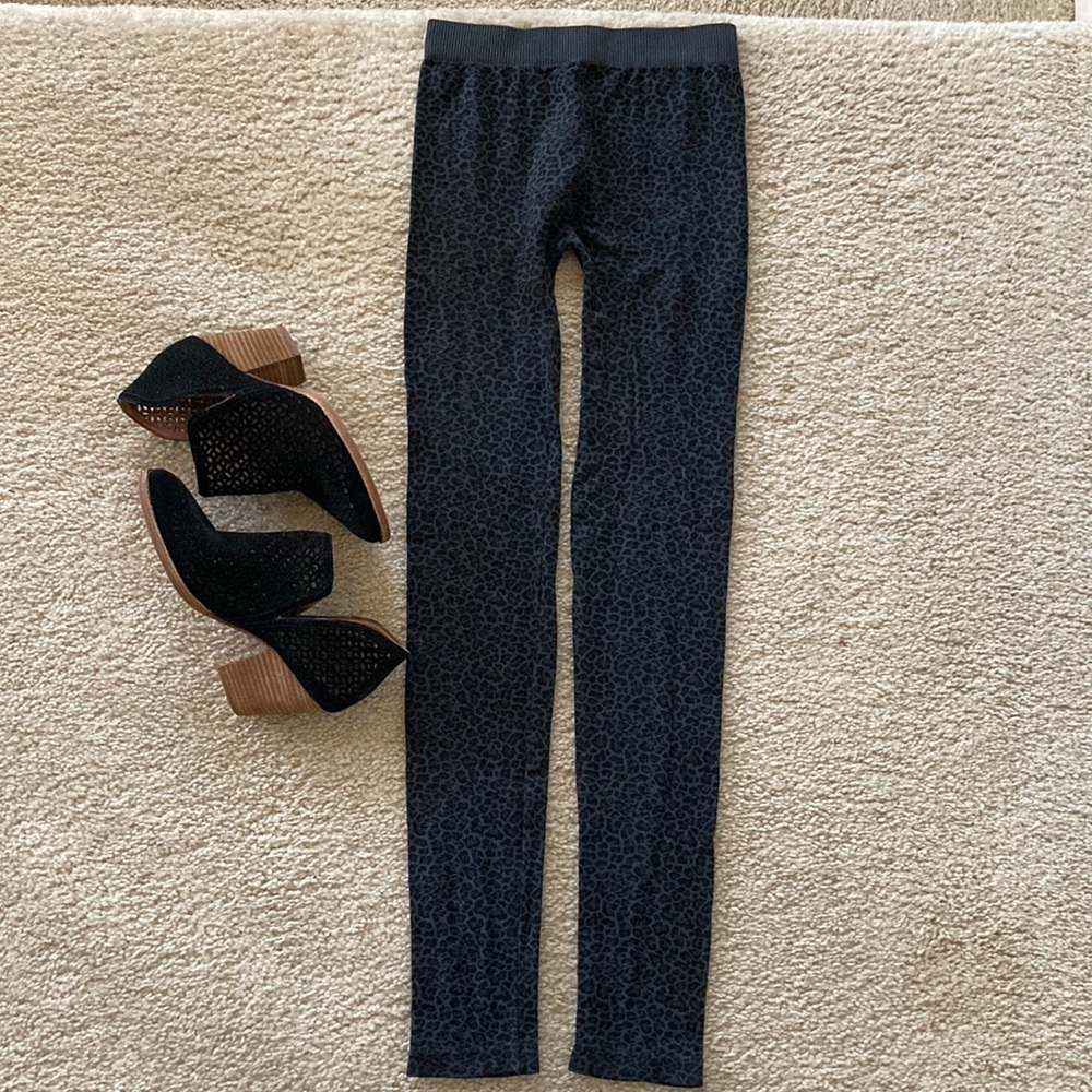 Black & Grey Animal Print Leggings - Picture 4 of 4